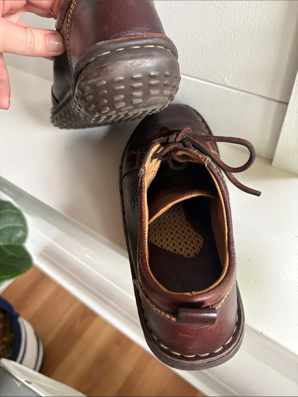 Unisex Casual Leather Lace Up Shoes.  Excellent condition.  7.5 US W